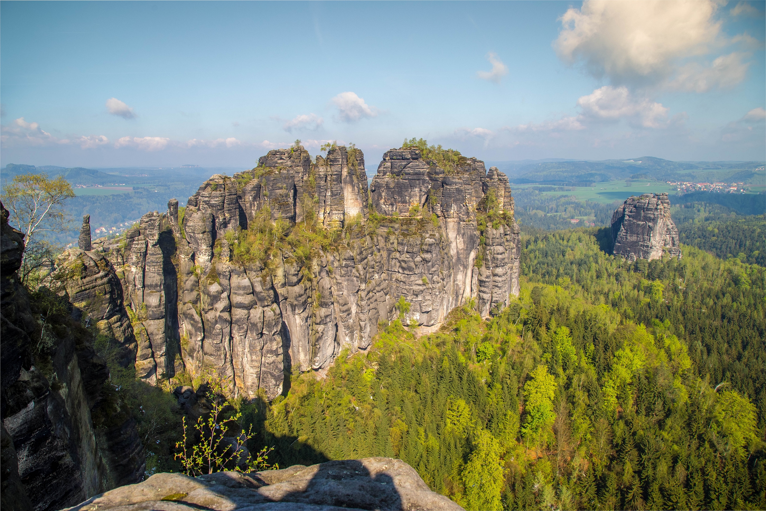 Saxon Switzerland: Schramm rocks Blick auf die Schrammsteine im Nationalpark Sächsische Schweiz. Rundherum liegen Wälder und Wiesen.