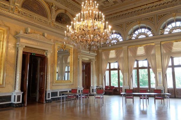 Reich verzierte Saal mit einem glanzvollen, goldenen Kronleuchter im Schloss Albrechtsberg in Dresden.