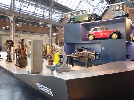  In den Ausstellungsräumen des Industriemuseums Chemnitz sind unterschiedliche historische Fahrzeuge ausgestellt. 