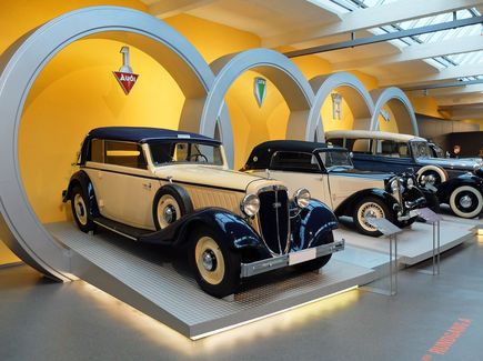 Ausstellung mit mehreren Oldtimern