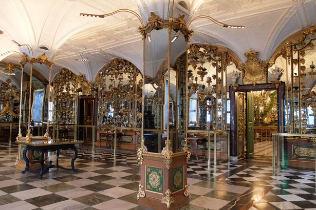 Prunkvolle Ausstellung voller wertvoller vergoldeter Stücke in Glasvitrinen