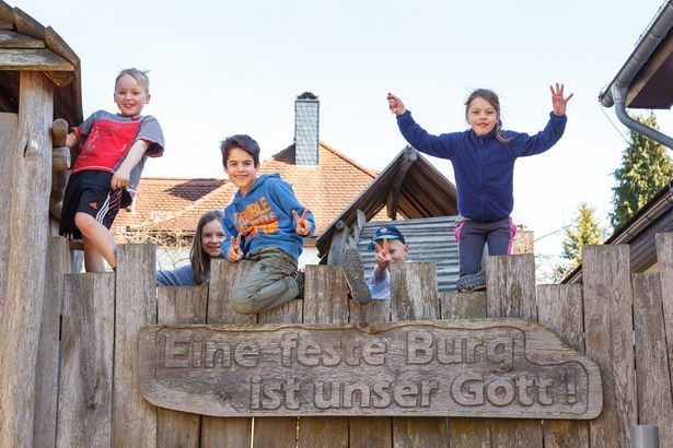  Kinder auf einem Klettergerüst in der Christlichen Ferienstätte HAUS GERTRUD Jonsdorf