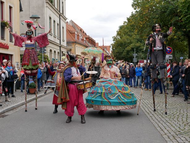 Wine festival in Radebeul People standing on a street in Radebeul, watching five artists in costume playing music.