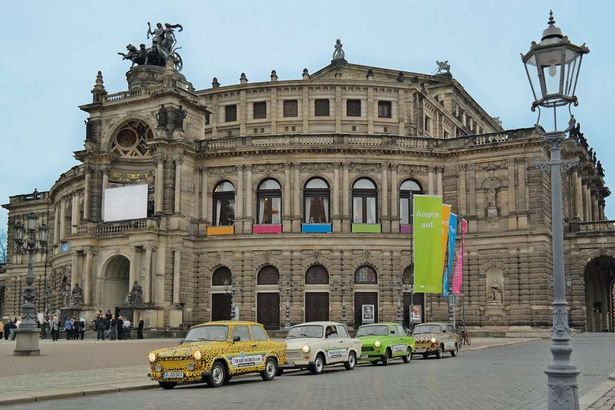 Mehrere bunte Trabis stehen vor der Semperoper in Dresden.